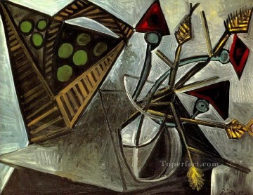 パブロ・ピカソ Painting - 果物のかごのある静物画 1942年 パブロ・ピカソ
